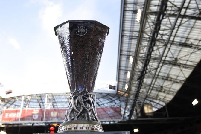 Il trofeo dell'Europa League in bella mostra all'Amsterdam Arena prima della finale tra Benfica e Chelsea. LaPresse 